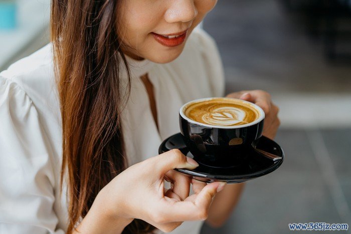 Rutin Minum 2 Cangkir Kopi Hitam Sehari Bikin Panjang Umur